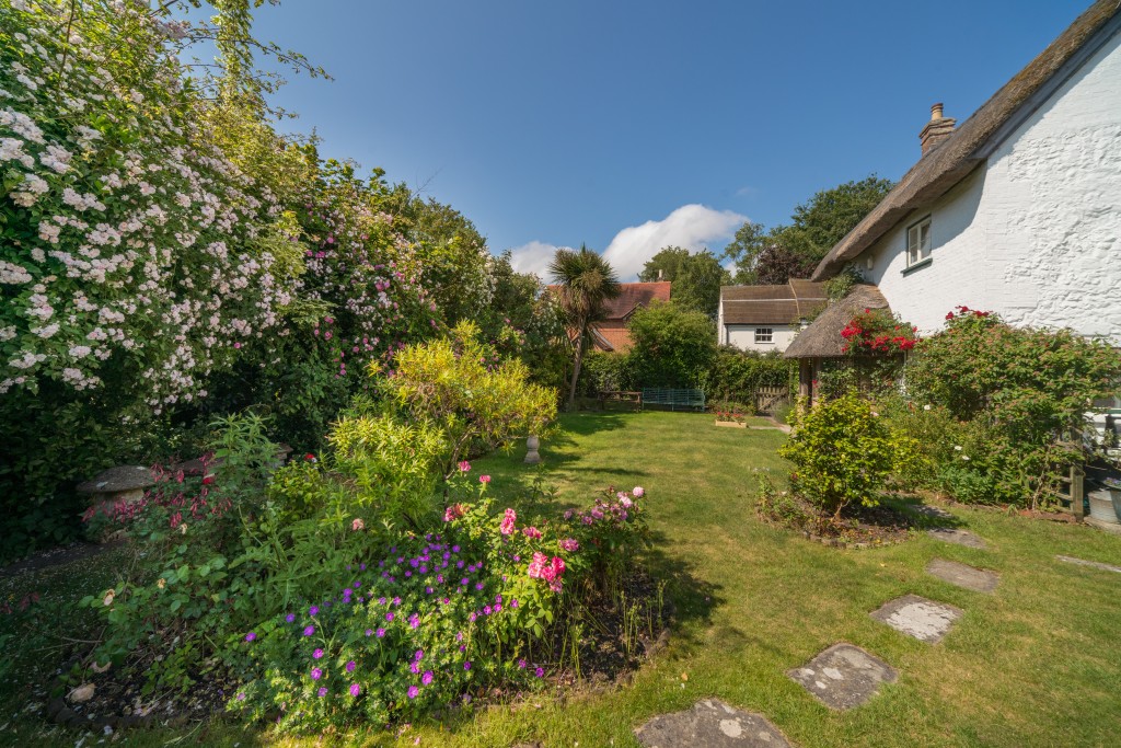 Lot: 108 - CHARMING COTTAGE WITH SELF-CONTAINED ANNEXE, GARDENS AND GARAGE - Gardens with flowers and lawn